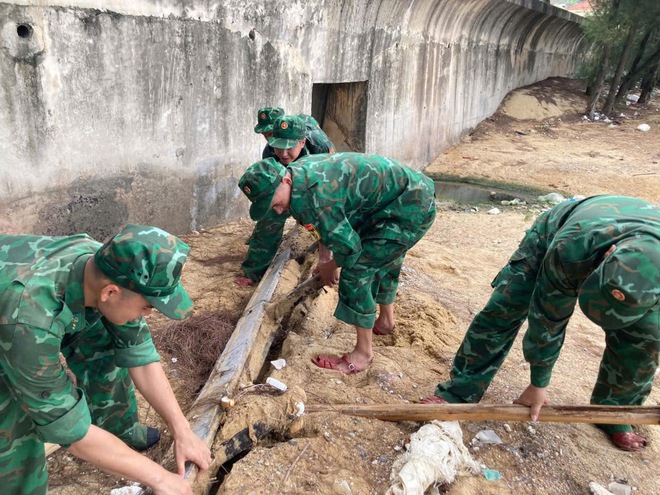 Tuổi trẻ c&aacute;c đơn vị Qu&acirc;n đội tr&ecirc;n Đảo Trần ra qu&acirc;n l&agrave;m sạch biển, thu gom hơn 5 tấn r&aacute;c - Ảnh 5.