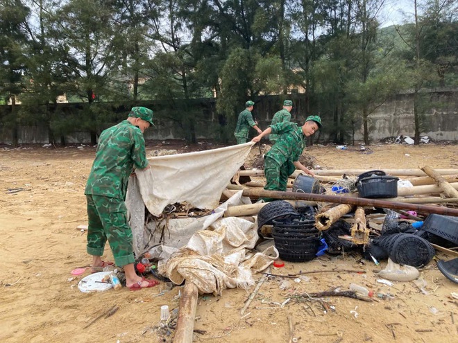 Tuổi trẻ c&aacute;c đơn vị Qu&acirc;n đội tr&ecirc;n Đảo Trần ra qu&acirc;n l&agrave;m sạch biển, thu gom hơn 5 tấn r&aacute;c - Ảnh 4.