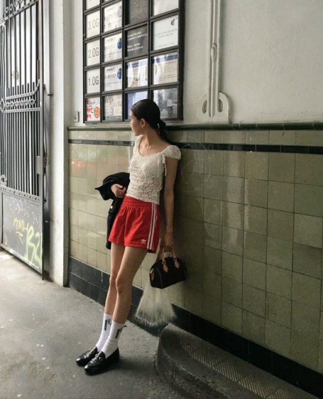 Quần shorts đang được hội “cool girl” nâng tầm: Mix đúng kiểu vừa mát vừa sang, mặc cả hè không chán- Ảnh 19. Quần shorts đang được hội “cool girl” nâng tầm: Mix đúng kiểu vừa mát vừa sang, mặc cả hè không chán- Ảnh 19.