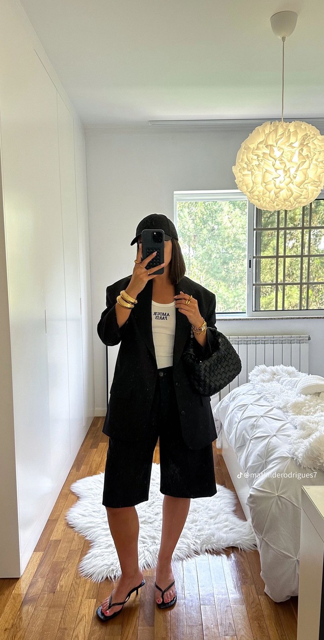 Quần shorts đang được hội “cool girl” nâng tầm: Mix đúng kiểu vừa mát vừa sang, mặc cả hè không chán- Ảnh 11. Quần shorts đang được hội “cool girl” nâng tầm: Mix đúng kiểu vừa mát vừa sang, mặc cả hè không chán- Ảnh 11.