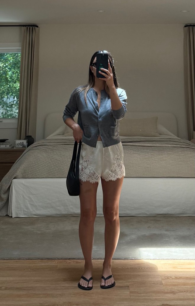Quần shorts đang được hội “cool girl” nâng tầm: Mix đúng kiểu vừa mát vừa sang, mặc cả hè không chán- Ảnh 3. Quần shorts đang được hội “cool girl” nâng tầm: Mix đúng kiểu vừa mát vừa sang, mặc cả hè không chán- Ảnh 3.