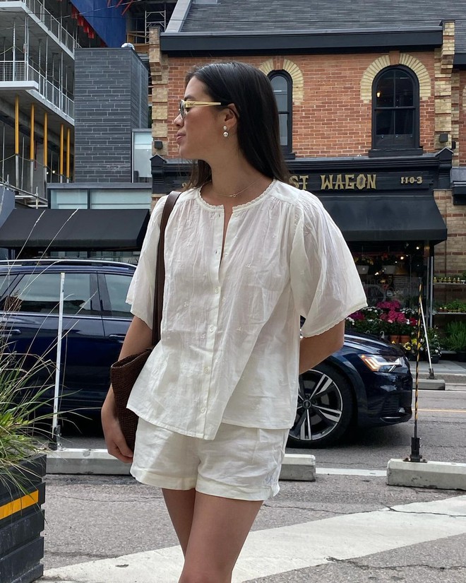 Quần shorts đang được hội “cool girl” nâng tầm: Mix đúng kiểu vừa mát vừa sang, mặc cả hè không chán- Ảnh 13. Quần shorts đang được hội “cool girl” nâng tầm: Mix đúng kiểu vừa mát vừa sang, mặc cả hè không chán- Ảnh 13.