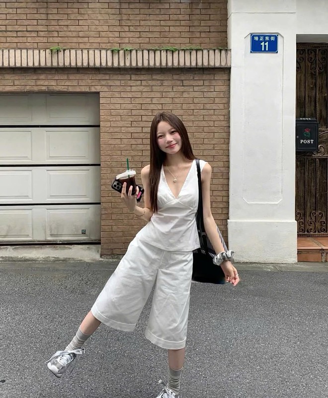 Quần shorts đang được hội “cool girl” nâng tầm: Mix đúng kiểu vừa mát vừa sang, mặc cả hè không chán- Ảnh 14. Quần shorts đang được hội “cool girl” nâng tầm: Mix đúng kiểu vừa mát vừa sang, mặc cả hè không chán- Ảnh 14.