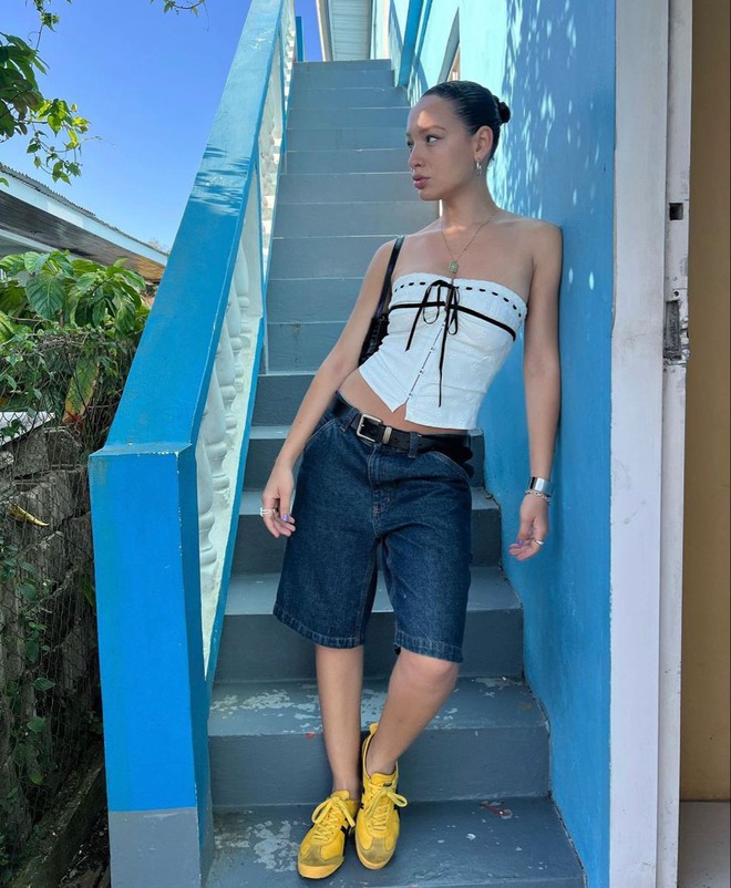 Quần shorts đang được hội “cool girl” nâng tầm: Mix đúng kiểu vừa mát vừa sang, mặc cả hè không chán- Ảnh 9. Quần shorts đang được hội “cool girl” nâng tầm: Mix đúng kiểu vừa mát vừa sang, mặc cả hè không chán- Ảnh 9.