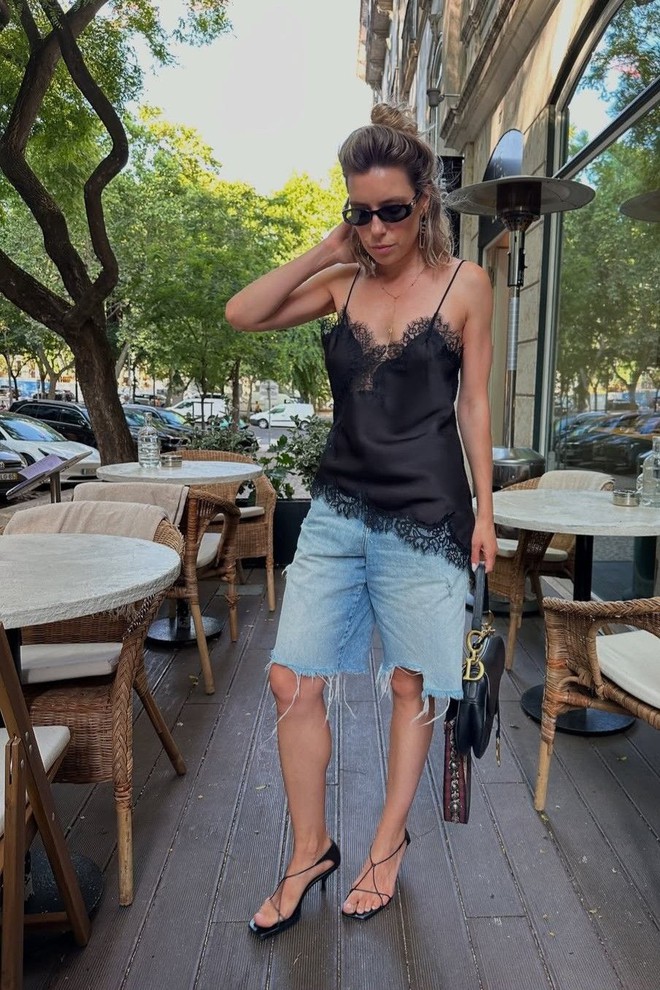 Quần shorts đang được hội “cool girl” nâng tầm: Mix đúng kiểu vừa mát vừa sang, mặc cả hè không chán- Ảnh 25. Quần shorts đang được hội “cool girl” nâng tầm: Mix đúng kiểu vừa mát vừa sang, mặc cả hè không chán- Ảnh 25.