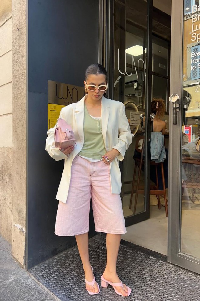 Quần shorts đang được hội “cool girl” nâng tầm: Mix đúng kiểu vừa mát vừa sang, mặc cả hè không chán- Ảnh 10. Quần shorts đang được hội “cool girl” nâng tầm: Mix đúng kiểu vừa mát vừa sang, mặc cả hè không chán- Ảnh 10.