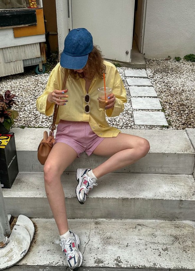 Quần shorts đang được hội “cool girl” nâng tầm: Mix đúng kiểu vừa mát vừa sang, mặc cả hè không chán- Ảnh 23. Quần shorts đang được hội “cool girl” nâng tầm: Mix đúng kiểu vừa mát vừa sang, mặc cả hè không chán- Ảnh 23.