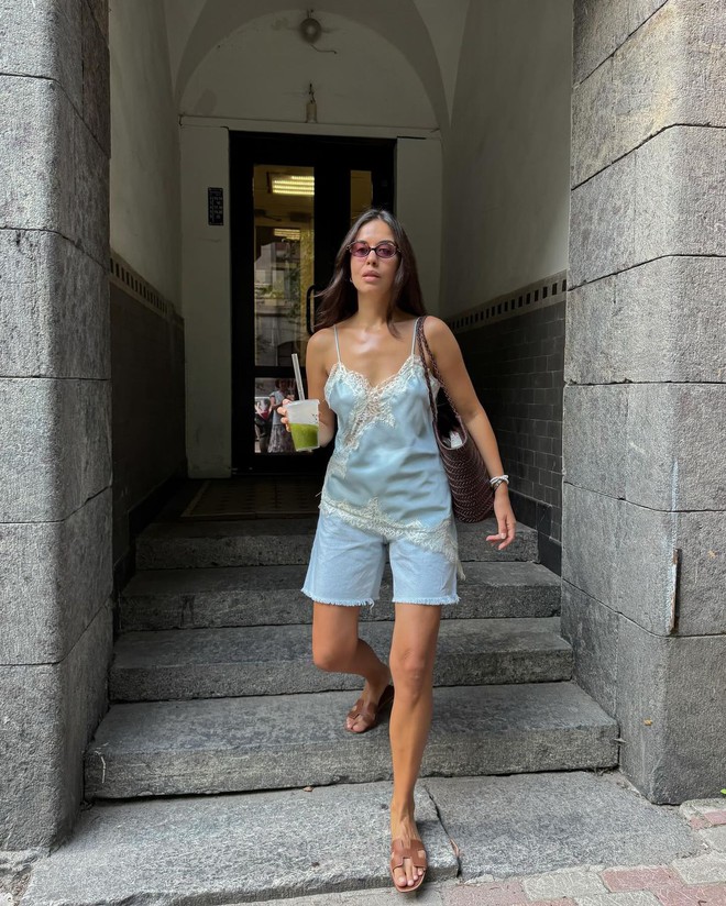 Quần shorts đang được hội “cool girl” nâng tầm: Mix đúng kiểu vừa mát vừa sang, mặc cả hè không chán- Ảnh 26. Quần shorts đang được hội “cool girl” nâng tầm: Mix đúng kiểu vừa mát vừa sang, mặc cả hè không chán- Ảnh 26.