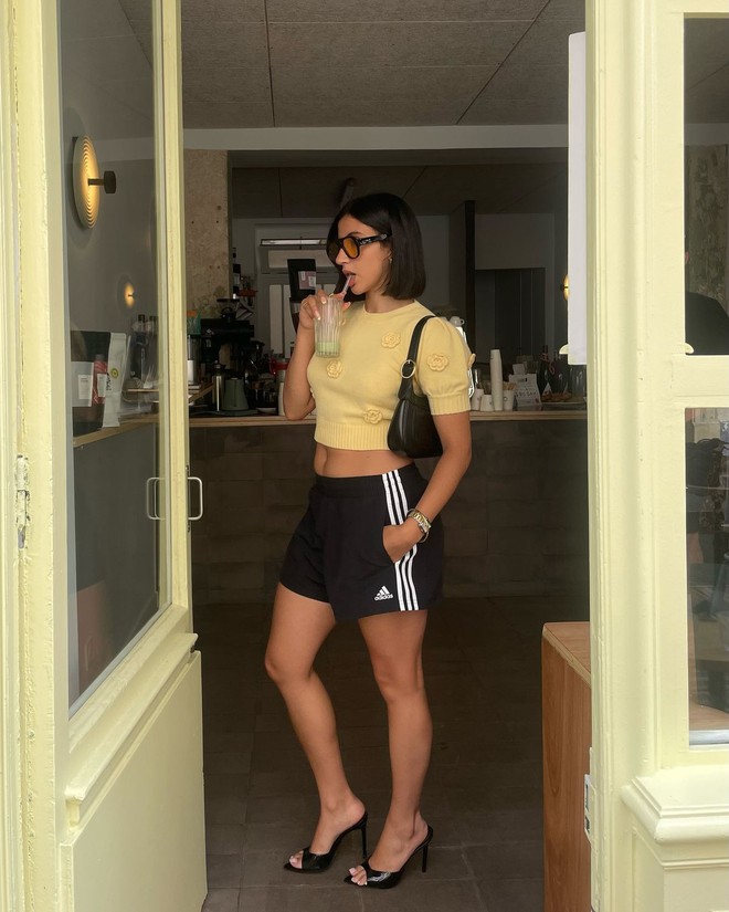 Quần shorts đang được hội “cool girl” nâng tầm: Mix đúng kiểu vừa mát vừa sang, mặc cả hè không chán- Ảnh 16. Quần shorts đang được hội “cool girl” nâng tầm: Mix đúng kiểu vừa mát vừa sang, mặc cả hè không chán- Ảnh 16.