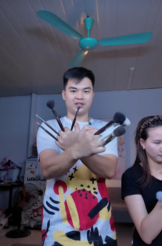 Anh chồng bước ra từ tiểu thuyết: Tự học make up để trang điểm cho vợ, màn "lột xác" của cô vợ mới khiến hội chị em xuýt xoa- Ảnh 2.