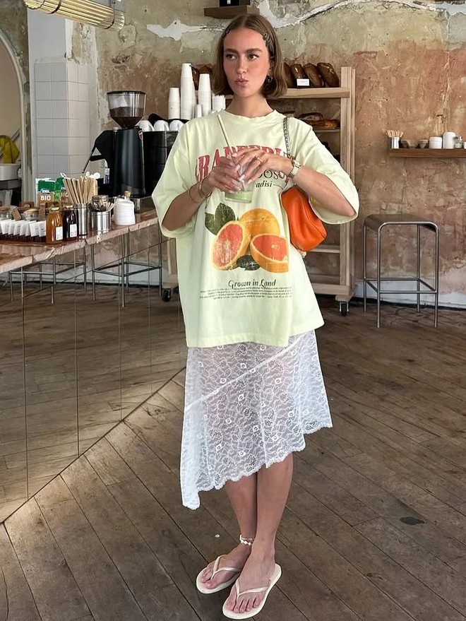 12 outfit với áo thun đơn giản nhưng mặc lên ai cũng khen có gu - Ảnh 13.