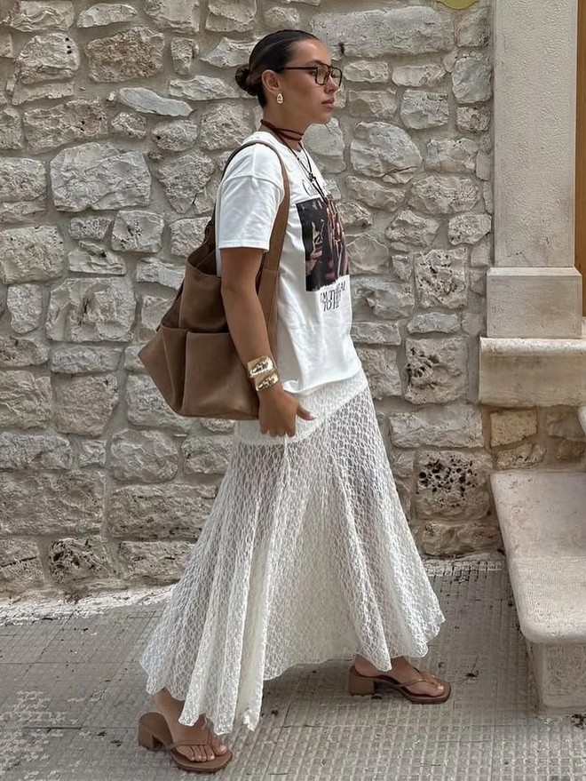 12 outfit với áo thun đơn giản nhưng mặc lên ai cũng khen có gu - Ảnh 11.