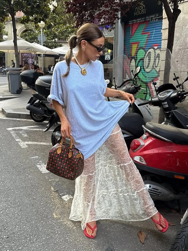 12 outfit với áo thun đơn giản nhưng mặc lên ai cũng khen có gu - Ảnh 14.