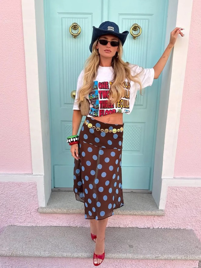 12 outfit với áo thun đơn giản nhưng mặc lên ai cũng khen có gu - Ảnh 8.