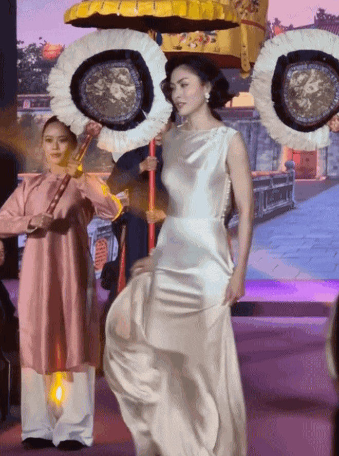 Đẹp và cao sang như Hà Tăng khi hóa thân thành "Nam Phương Hoàng hậu": Đầm lụa trắng tôn lên vẻ đẹp quý phái vượt thời gian- Ảnh 2.