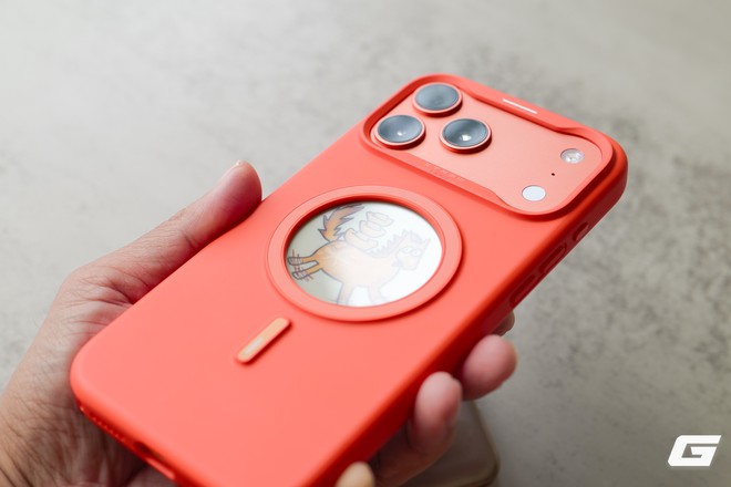 Trên tay XTREM E-Ink Case: Chiếc ốp lưng có thể thay đổi giao diện chỉ bằng một cú chạm, không cần pin vẫn hoạt động - Ảnh 1.