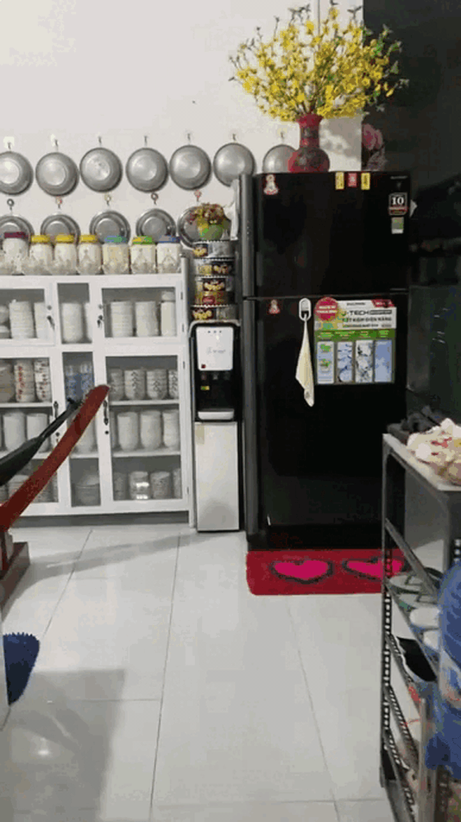"Đặc sản" nh&agrave; bếp miền T&acirc;y: Nồi ni&ecirc;u xoong chảo treo &ecirc; hề, n&oacute; lộn xộn m&agrave; n&oacute; ngăn nắp thế mới hay!- Ảnh 9.