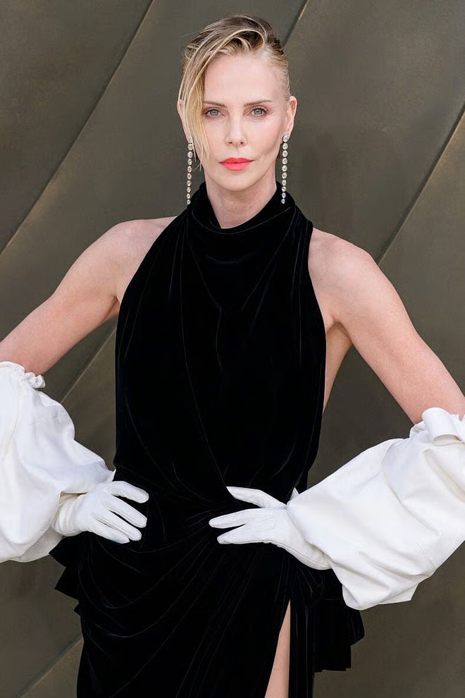 The Odyssey g&acirc;y sốt, c&ograve;n Charlize Theron g&acirc;y ấn tượng mạnh với v&oacute;c d&aacute;ng tuổi 50 nhờ 4 th&oacute;i quen đơn giản- Ảnh 5.
