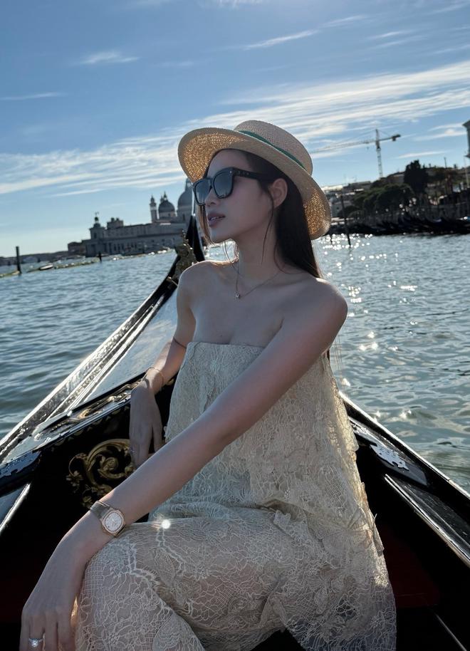 Hồi nhỏ ở quê chân lấm tay bùn, cô gái đổi đời nhờ đẹp và khéo: Giờ làm vợ Tổng giám đốc, hàng hiệu kín người- Ảnh 13.