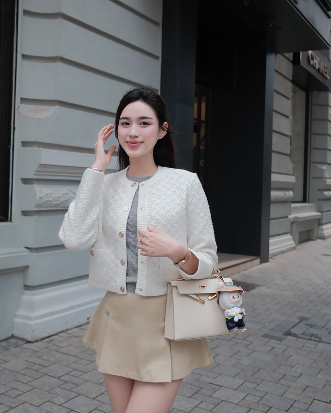 Hồi nhỏ ở quê chân lấm tay bùn, cô gái đổi đời nhờ đẹp và khéo: Giờ làm vợ Tổng giám đốc, hàng hiệu kín người- Ảnh 4.