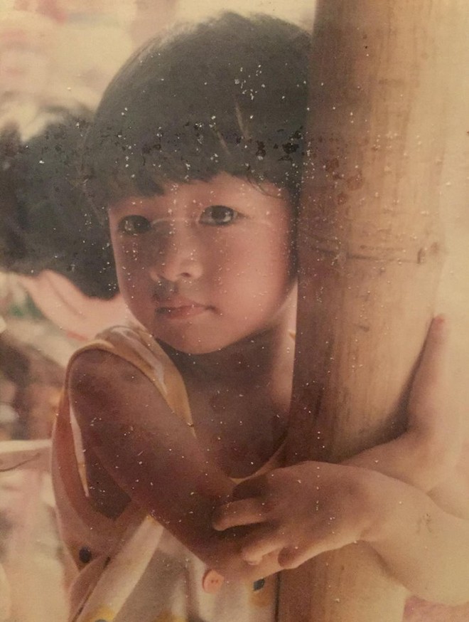 Bé gái có đôi mắt đen như hạt nhãn, giản dị vẫn xinh: Hơn 20 năm sau được báo Trung khen “đẹp nhất Việt Nam”, tài sản đồ sộ- Ảnh 2.