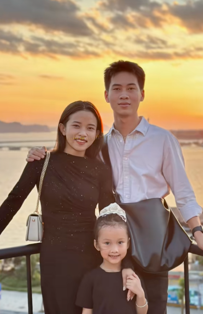 Cặp vợ chồng triệu view: Từ th&uacute;ng x&ocirc;i mưu sinh đến nh&agrave; đẹp xe sang l&agrave; nhờ 1 b&iacute; quyết- Ảnh 1.
