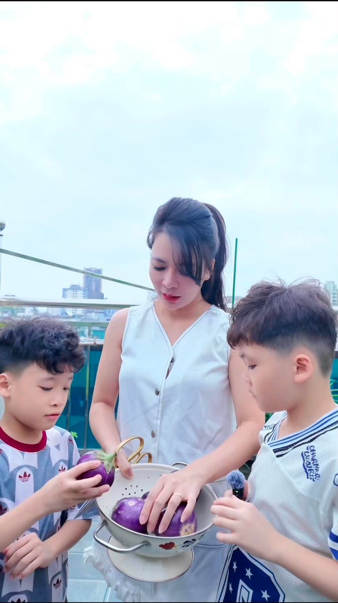 Nữ bác sĩ U40 sáng khám bệnh, tối trồng rau phủ kín sân thượng: Thứ nhận được vượt xa tưởng tượng - Ảnh 11.