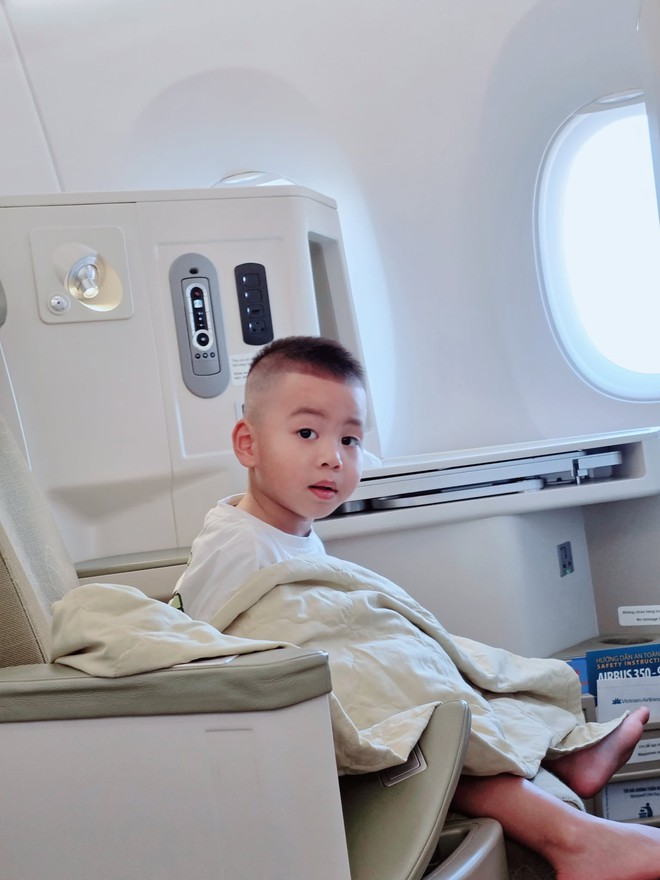 Con trai &uacute;t Mạnh Trường ng&agrave;y đầu đi học mầm non, th&aacute;i độ kh&aacute;c hẳn ở nh&agrave; khiến phụ huynh bật cười- Ảnh 2.