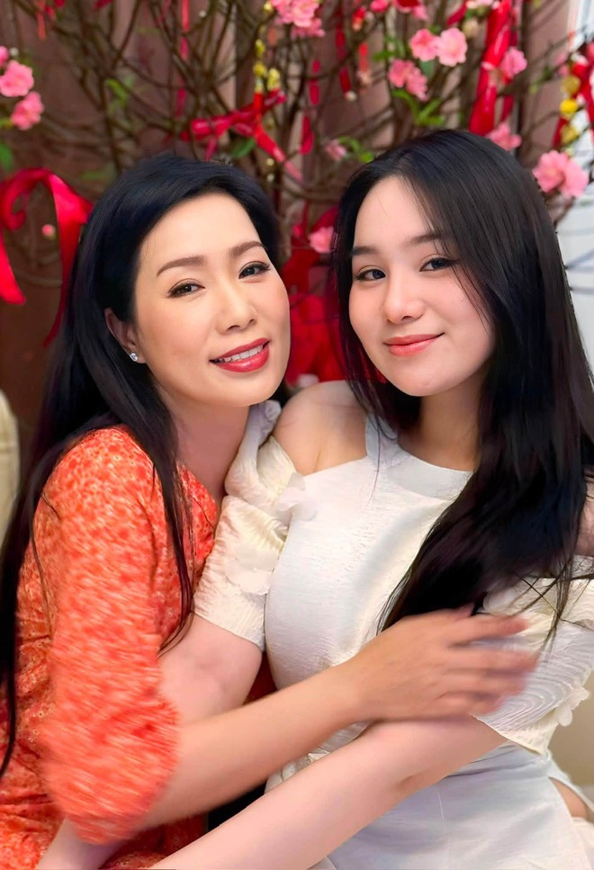 So k&egrave; nhan sắc "một ch&iacute;n một mười" của 2 &aacute;i nữ h&agrave;o m&ocirc;n - Ảnh 7.