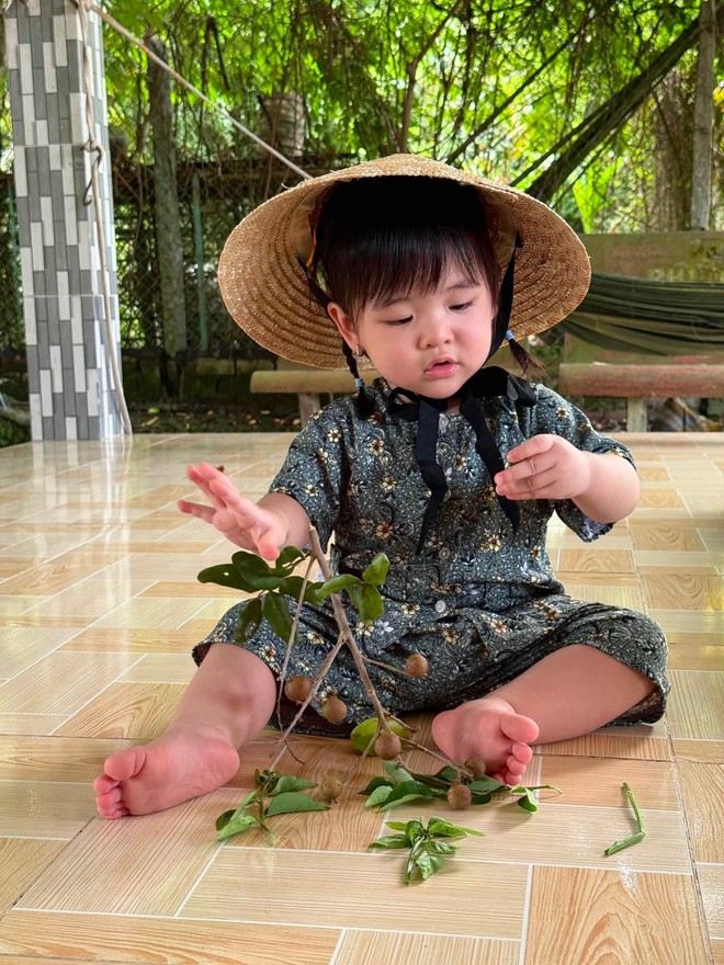 Con gái Puka chuẩn “gái miền Tây”, càng lớn càng giống ba Gin như lột- Ảnh 3.