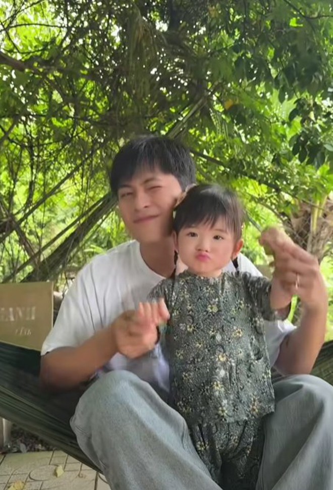 Con gái Puka chuẩn “gái miền Tây”, càng lớn càng giống ba Gin như lột- Ảnh 5.