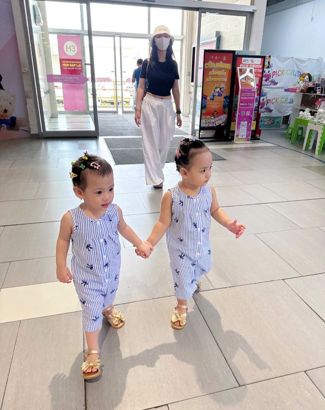 2 con gái Tiến Luật hào hứng ghé thăm vườn chim thú Đầm Sen, ngoại hình đúng chuẩn "Thu Trang phiên bản mini"- Ảnh 2.