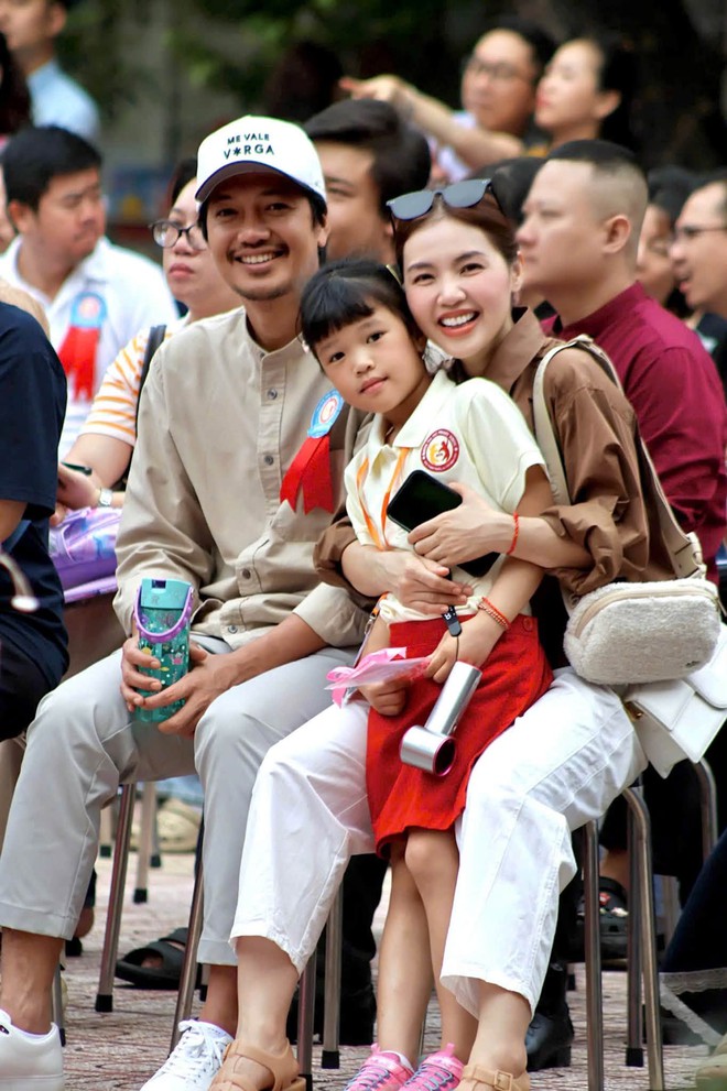 Con gái Quang Tuấn 6 tuổi đã cao vượt trội, nhập học lớp 1 được dân mạng nhắn nhủ điều đặc biệt - Ảnh 2.