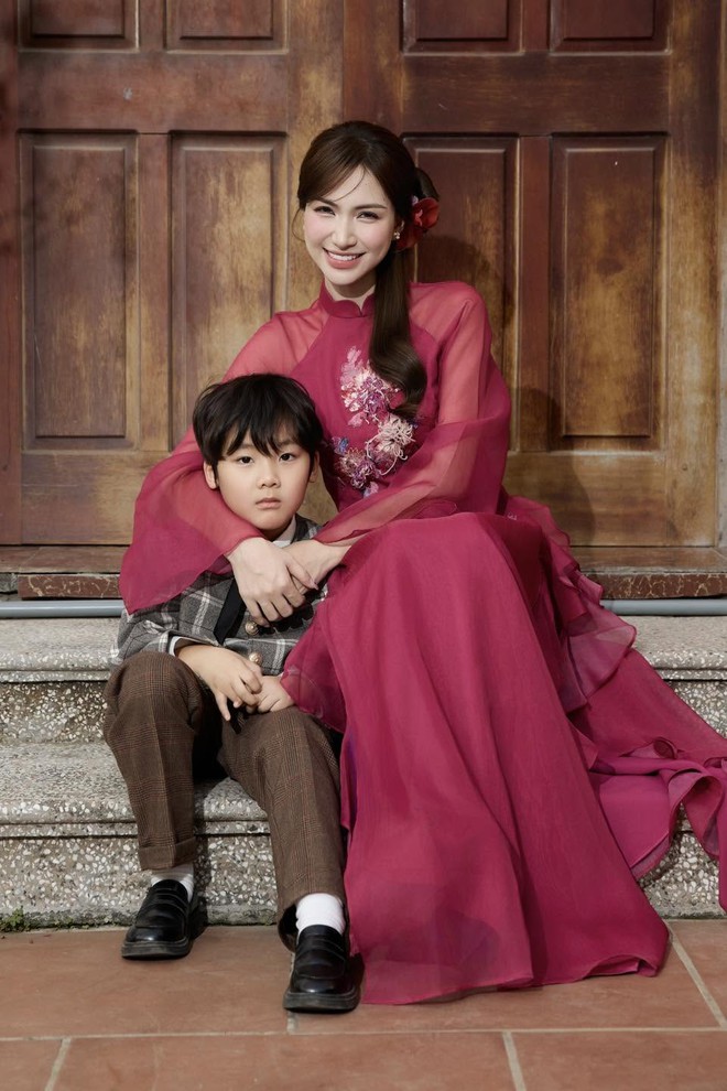 Con trai Hòa Minzy gây sốt vì thái độ trong lần đầu gặp idol - cầu thủ Đình Bắc- Ảnh 5.