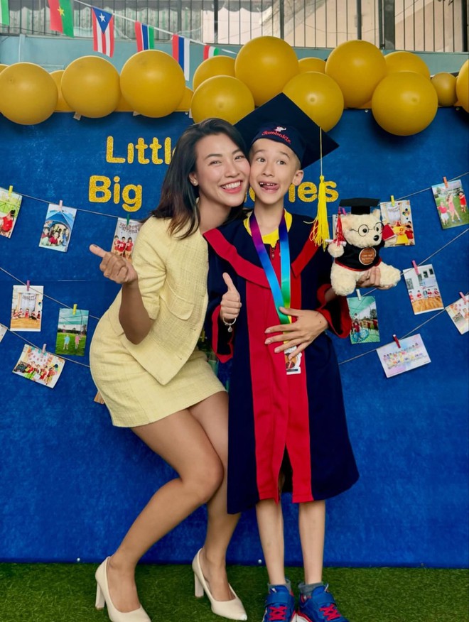 Con trai Á hậu Hoàng Oanh 6 tuổi chuẩn soái ca nhí, khoảnh khắc tình cảm với mẹ khiến dân tình lụi tim - Ảnh 3.