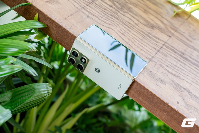 Cận cảnh Motorola Razr Fold: Kẻ đến sau nhưng không hề tỏ ra dè dặt- Ảnh 13.
