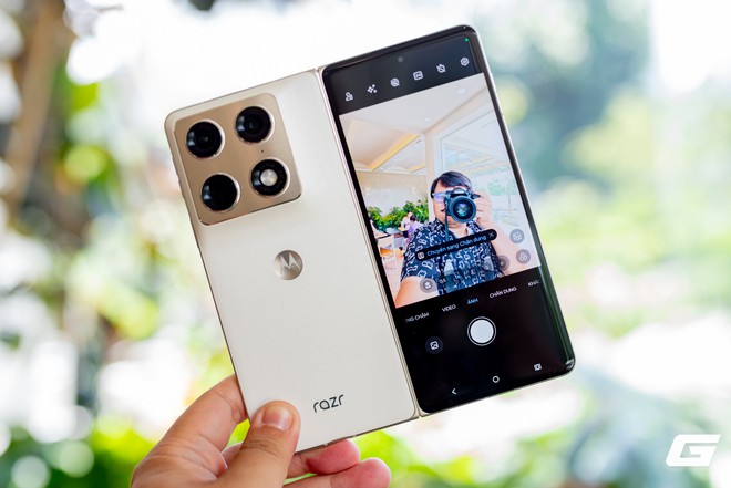 Cận cảnh Motorola Razr Fold: Kẻ đến sau nhưng không hề tỏ ra dè dặt- Ảnh 37.
