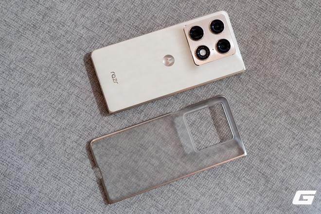 Cận cảnh Motorola Razr Fold: Kẻ đến sau nhưng không hề tỏ ra dè dặt- Ảnh 35.