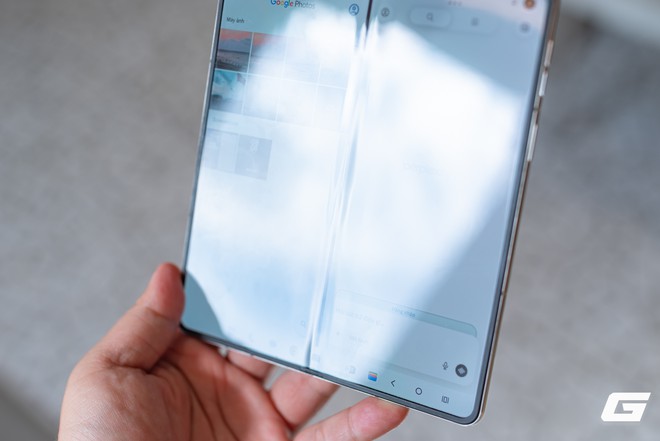 Cận cảnh Motorola Razr Fold: Kẻ đến sau nhưng không hề tỏ ra dè dặt- Ảnh 17.
