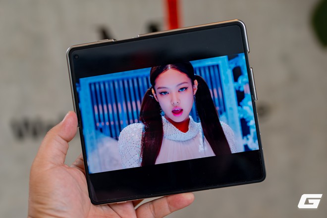Cận cảnh Motorola Razr Fold: Kẻ đến sau nhưng không hề tỏ ra dè dặt- Ảnh 21.
