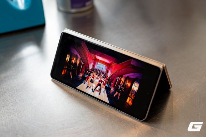Cận cảnh Motorola Razr Fold: Kẻ đến sau nhưng không hề tỏ ra dè dặt- Ảnh 22.