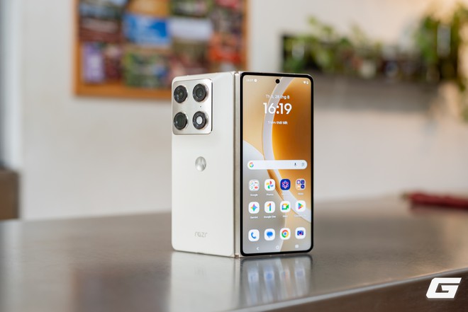 Cận cảnh Motorola Razr Fold: Kẻ đến sau nhưng không hề tỏ ra dè dặt- Ảnh 38.