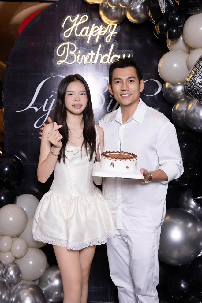Con g&aacute;i Phương Trinh Jolie trổ m&atilde; xinh xắn, cao lớn gần bằng cha dượng ai cũng ngỡ ng&agrave;ng- Ảnh 1.