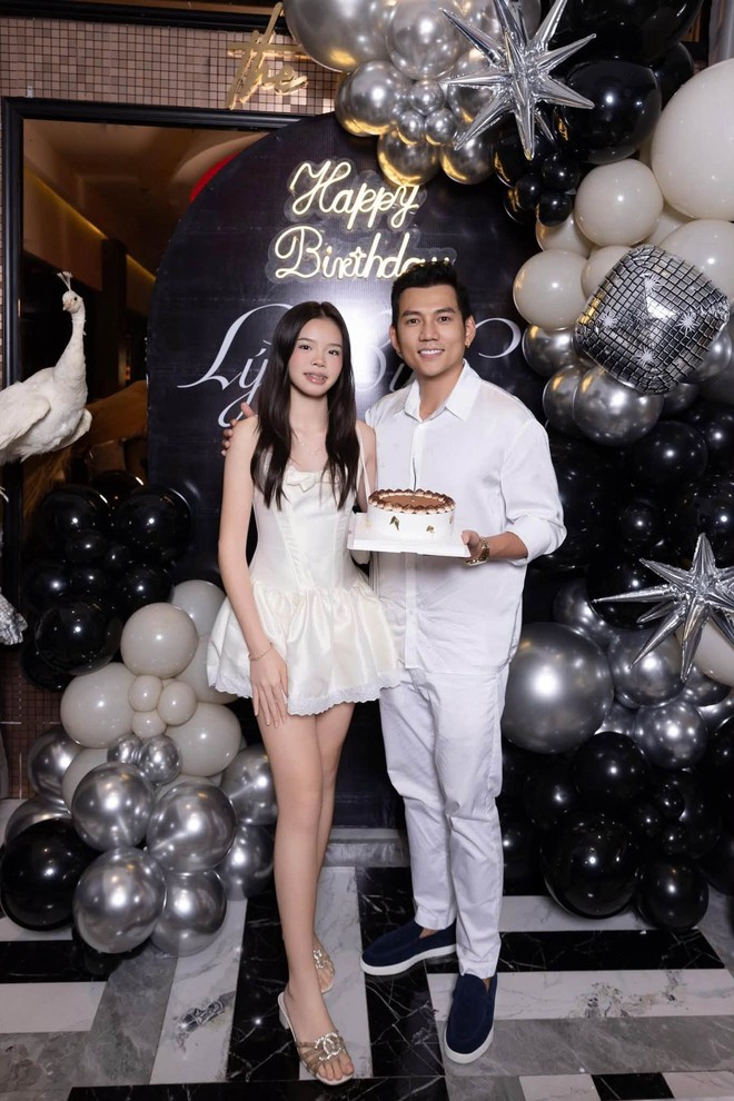 Con g&aacute;i Phương Trinh Jolie trổ m&atilde; xinh xắn, cao lớn gần bằng cha dượng ai cũng ngỡ ng&agrave;ng- Ảnh 2.