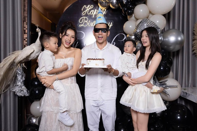 Con g&aacute;i Phương Trinh Jolie trổ m&atilde; xinh xắn, cao lớn gần bằng cha dượng ai cũng ngỡ ng&agrave;ng- Ảnh 3.