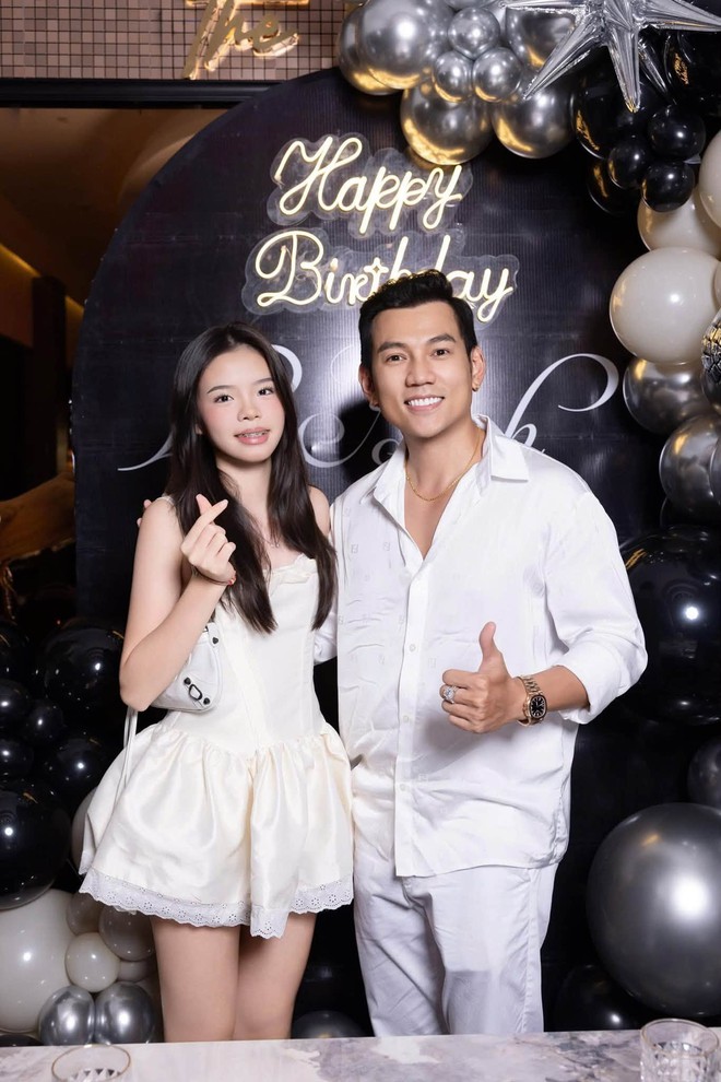 Con g&aacute;i Phương Trinh Jolie trổ m&atilde; xinh xắn, cao lớn gần bằng cha dượng ai cũng ngỡ ng&agrave;ng- Ảnh 4.