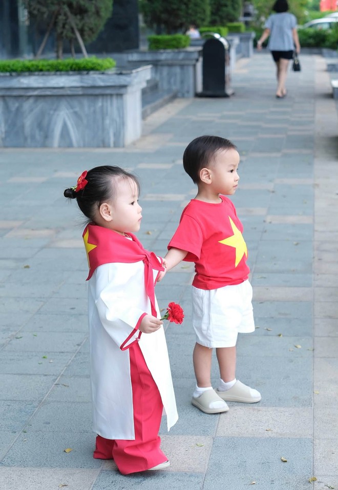 Phương Oanh khoe ảnh cặp sinh đôi mừng Tết Độc Lập, diện đồ nhìn dễ thương hết cỡ - Ảnh 1. Phương Oanh khoe ảnh cặp sinh đôi mừng Tết Độc Lập, diện đồ nhìn dễ thương hết cỡ - Ảnh 1.