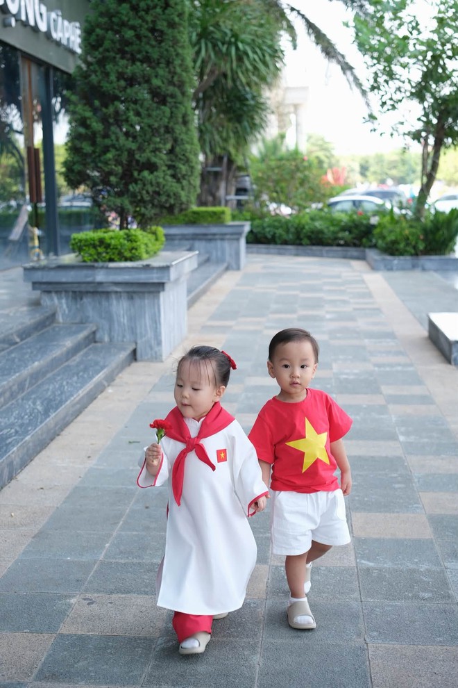Phương Oanh khoe ảnh cặp sinh đôi mừng Tết Độc Lập, diện đồ nhìn dễ thương hết cỡ - Ảnh 2. Phương Oanh khoe ảnh cặp sinh đôi mừng Tết Độc Lập, diện đồ nhìn dễ thương hết cỡ - Ảnh 2.