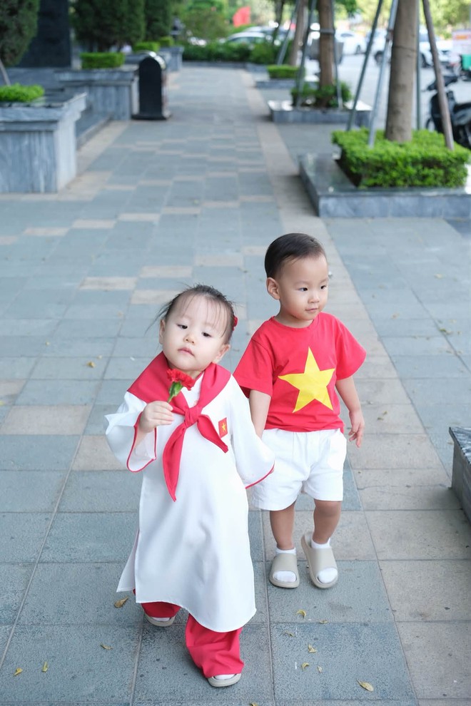 Phương Oanh khoe ảnh cặp sinh đôi mừng Tết Độc Lập, diện đồ nhìn dễ thương hết cỡ - Ảnh 3. Phương Oanh khoe ảnh cặp sinh đôi mừng Tết Độc Lập, diện đồ nhìn dễ thương hết cỡ - Ảnh 3.