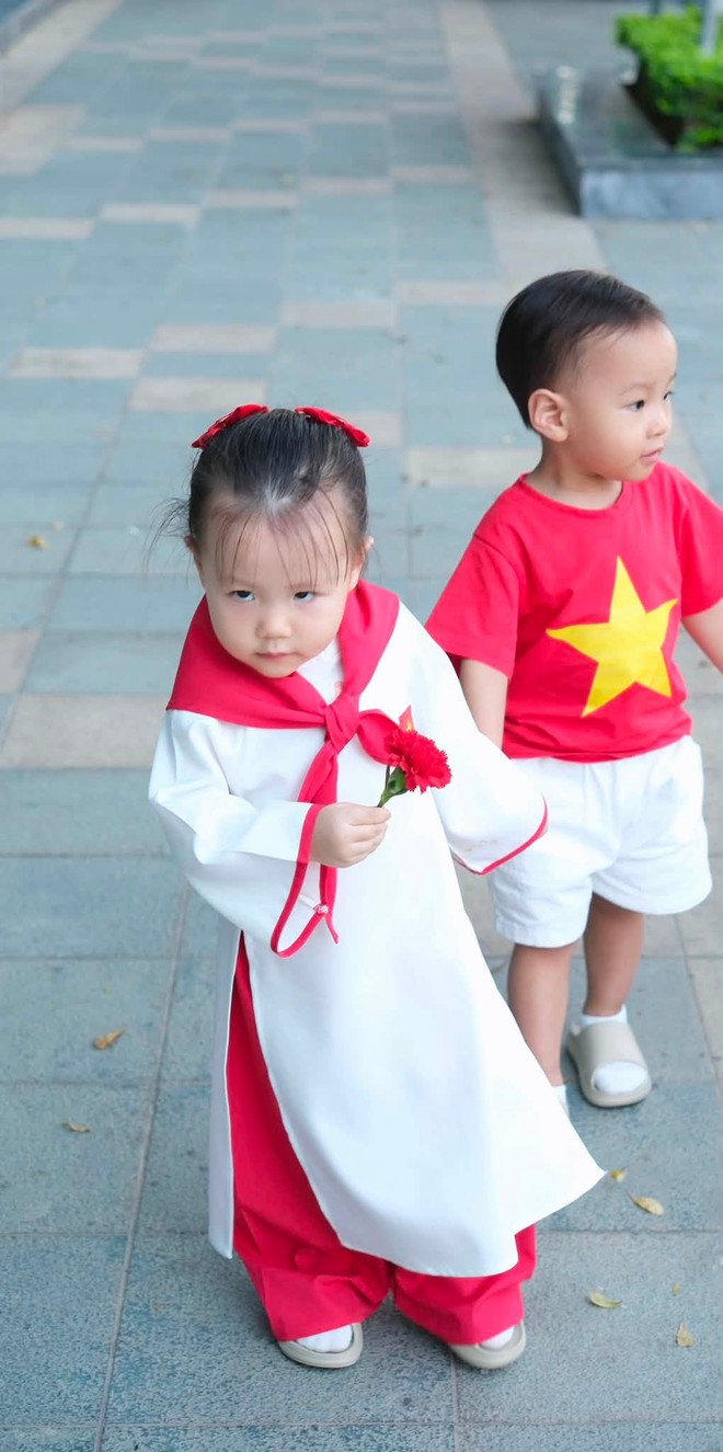 Phương Oanh khoe ảnh cặp sinh đôi mừng Tết Độc Lập, diện đồ nhìn dễ thương hết cỡ - Ảnh 4. Phương Oanh khoe ảnh cặp sinh đôi mừng Tết Độc Lập, diện đồ nhìn dễ thương hết cỡ - Ảnh 4.